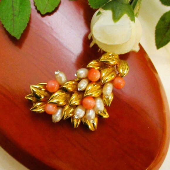VINTAGE Gemstone Gold Floral Brooch: Coral, Pearl, Rhinestone, Gold Plate Pin - Picture 4 of 14